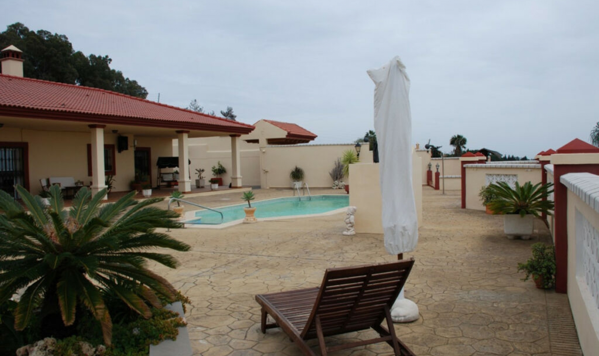 Resale - House -
Estepona