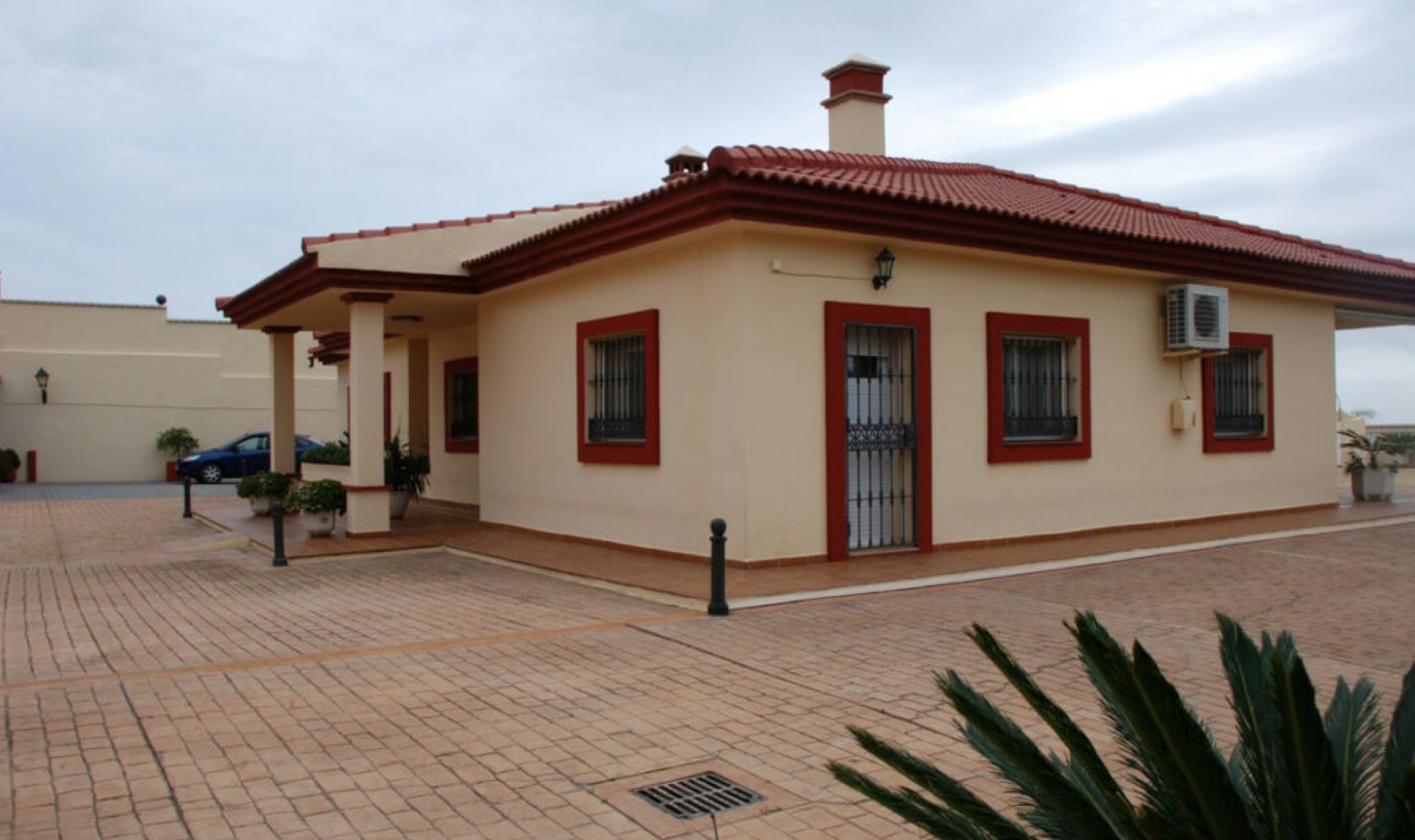 Resale - House -
Estepona