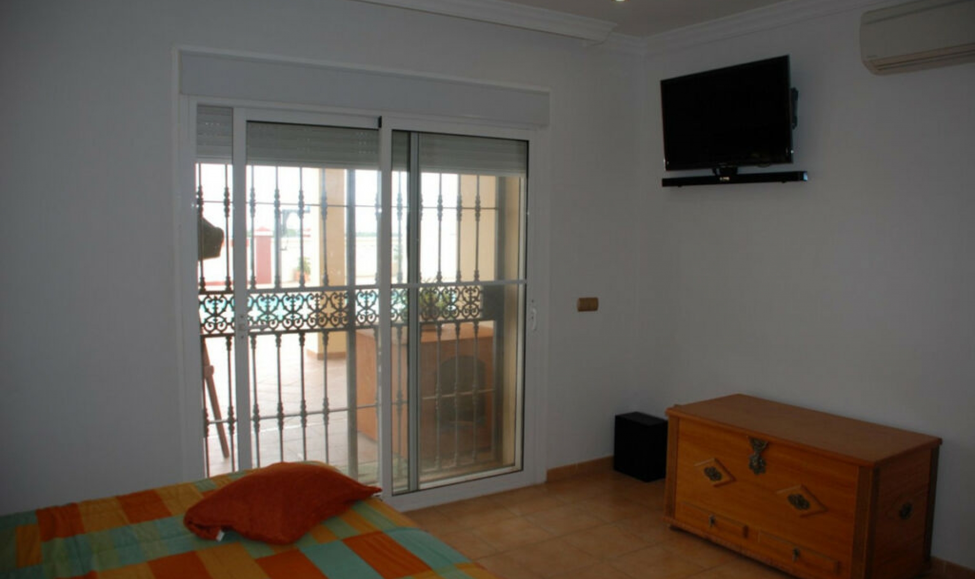 Resale - House -
Estepona