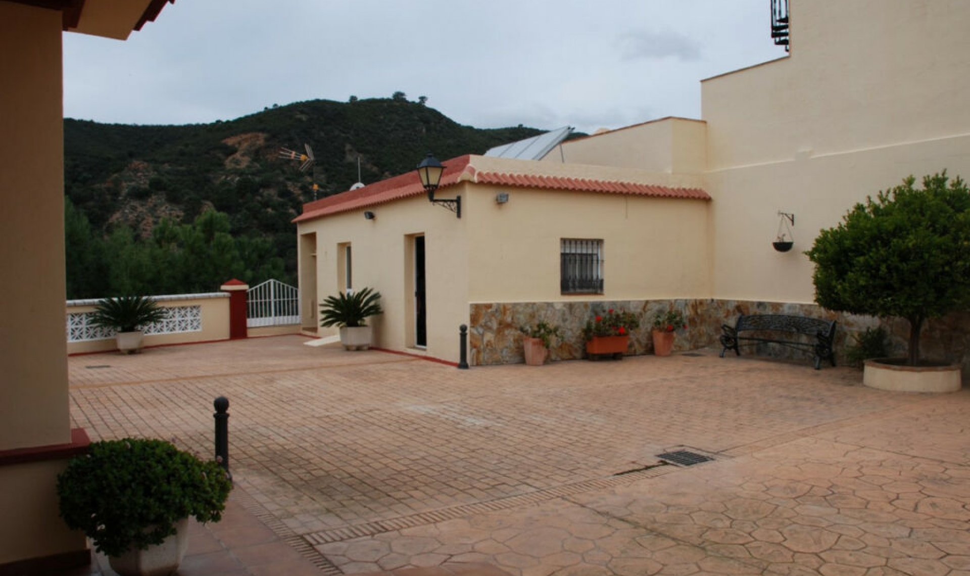 Resale - House -
Estepona