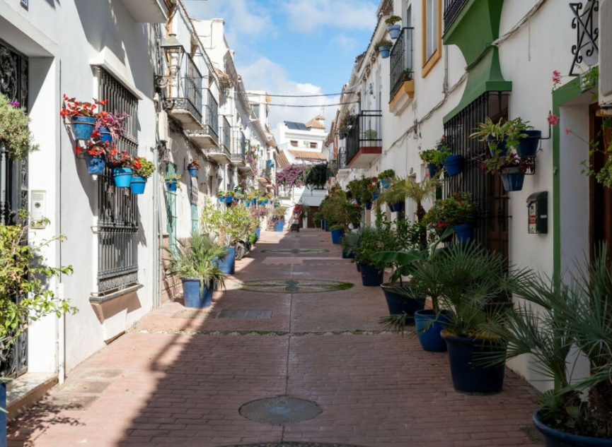 Resale - House -
Estepona