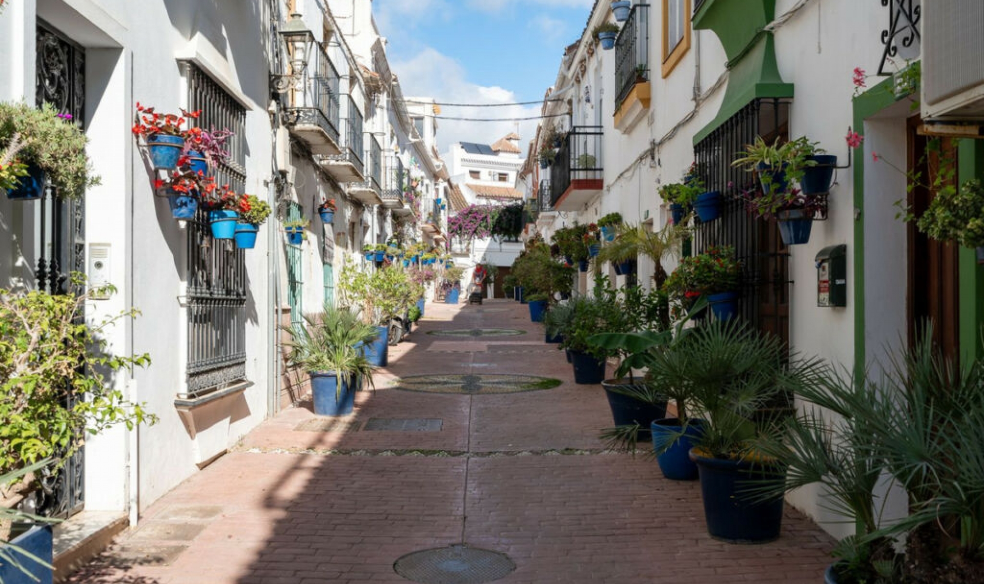 Resale - House -
Estepona