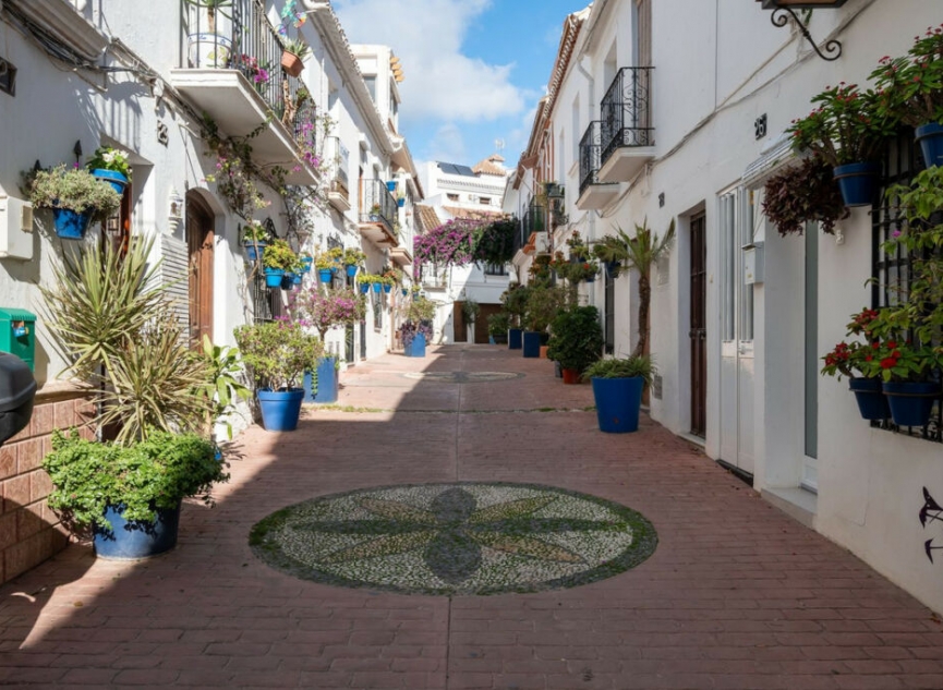 Resale - House -
Estepona