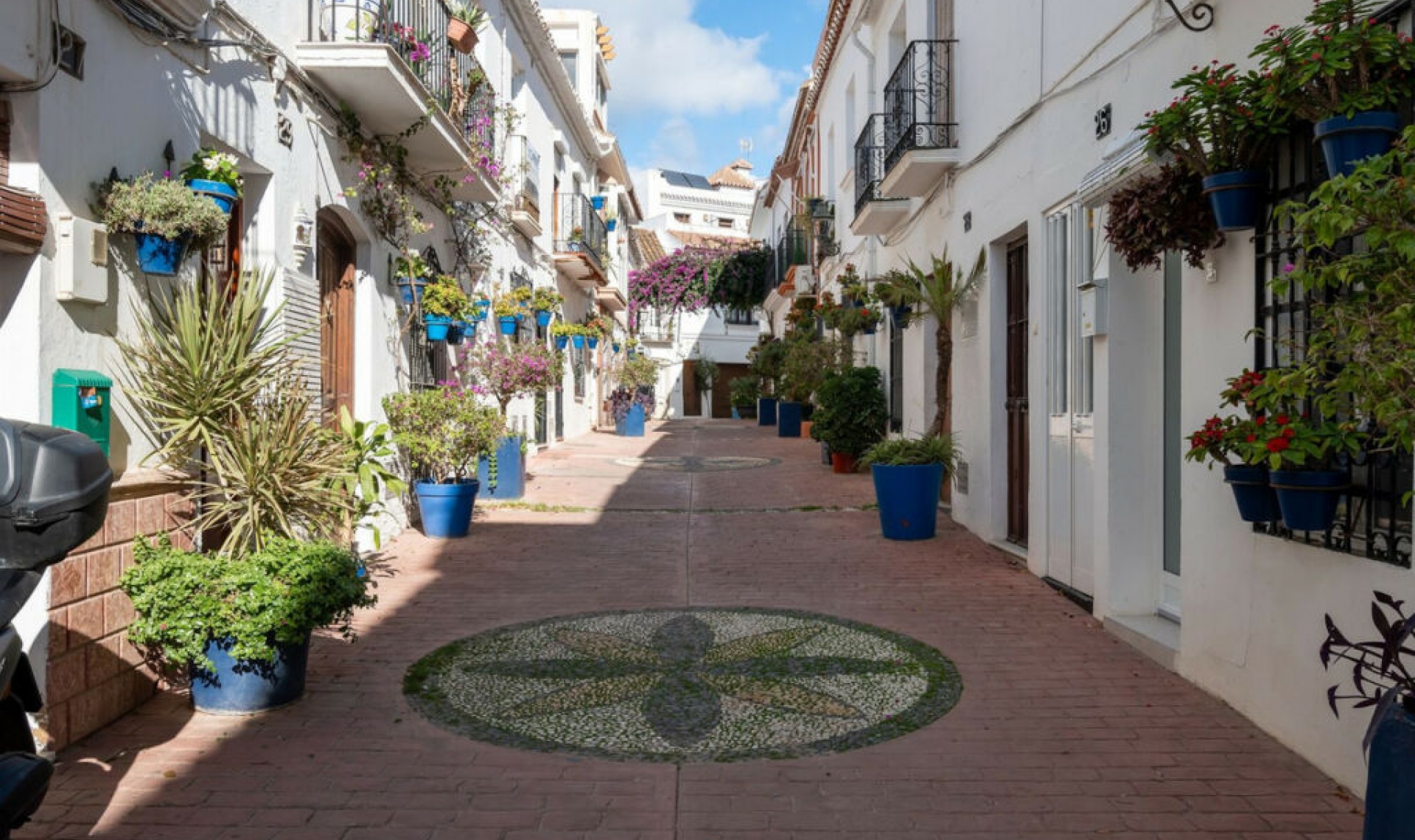 Resale - House -
Estepona