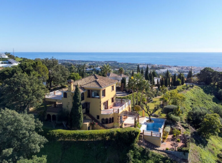 Resale - House -
Estepona