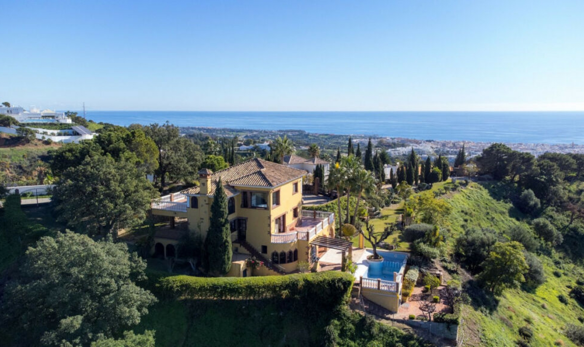 Resale - House -
Estepona
