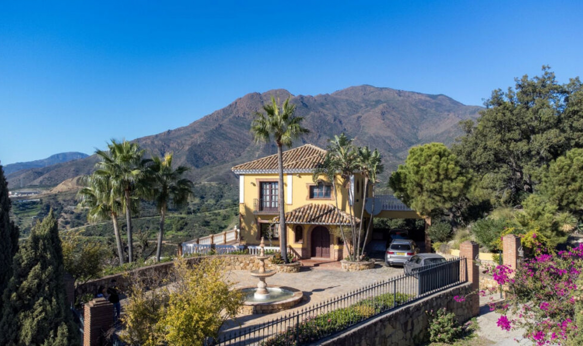 Resale - House -
Estepona