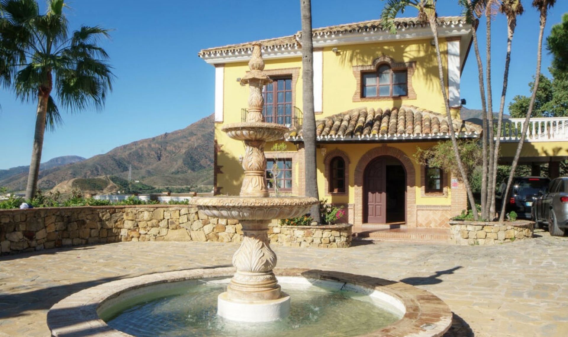 Resale - House -
Estepona