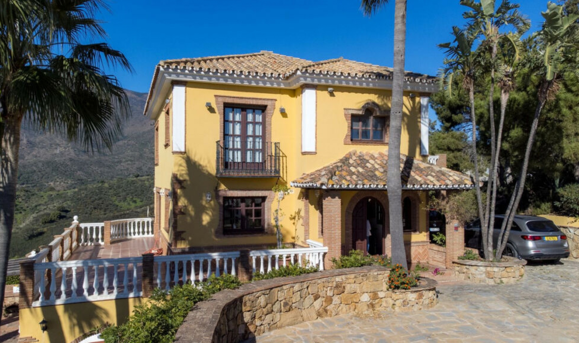 Resale - House -
Estepona