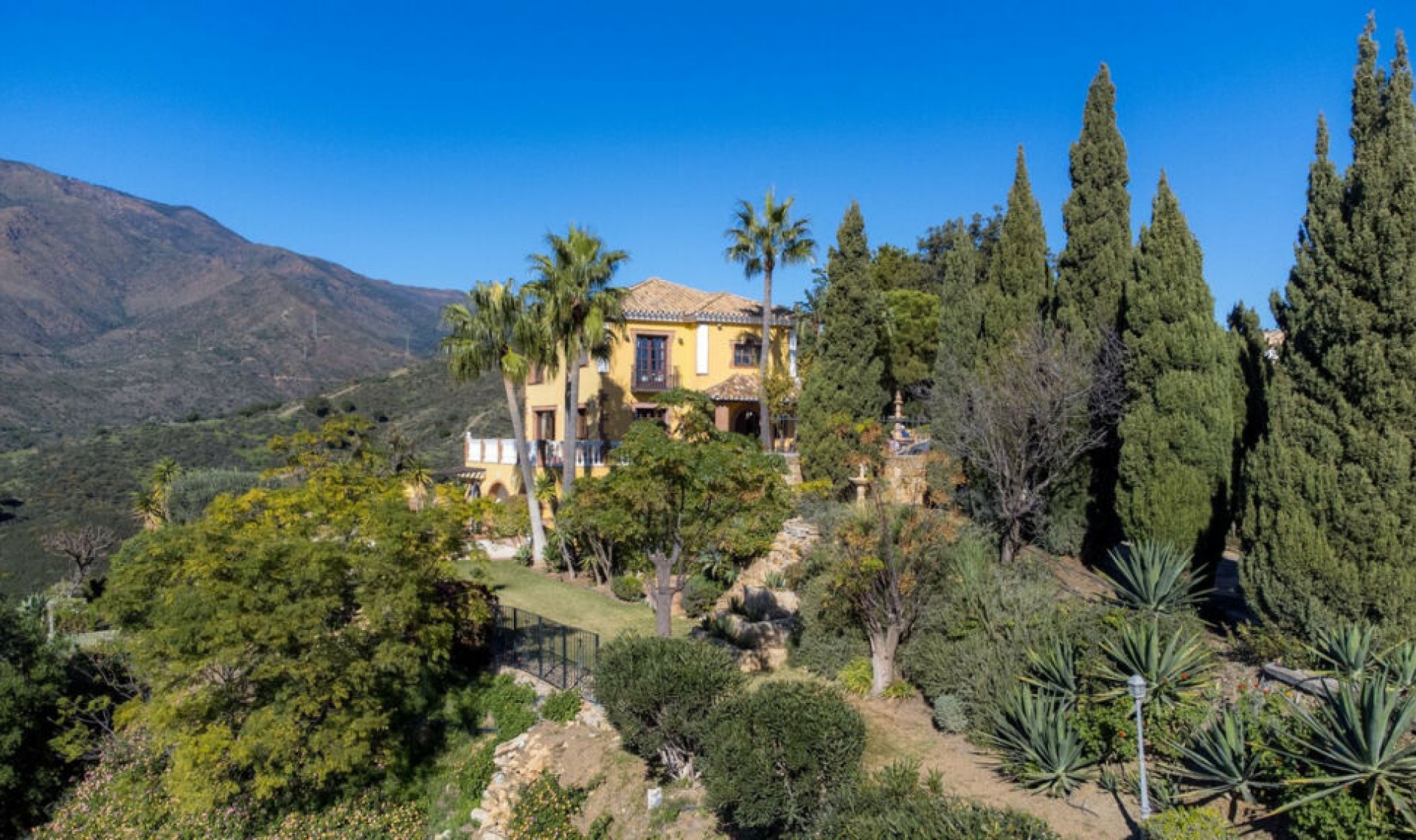 Resale - House -
Estepona
