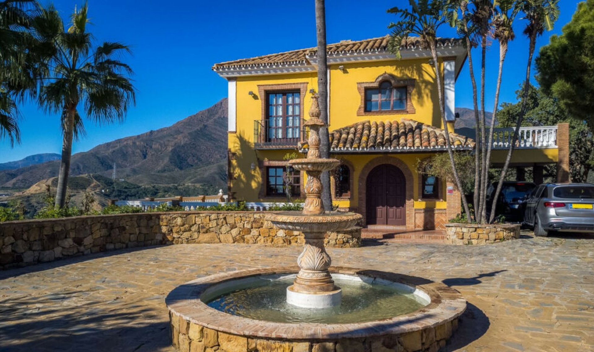 Resale - House -
Estepona