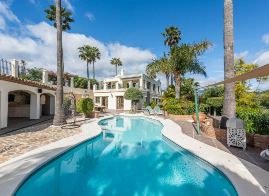 Resale - House -
Estepona
