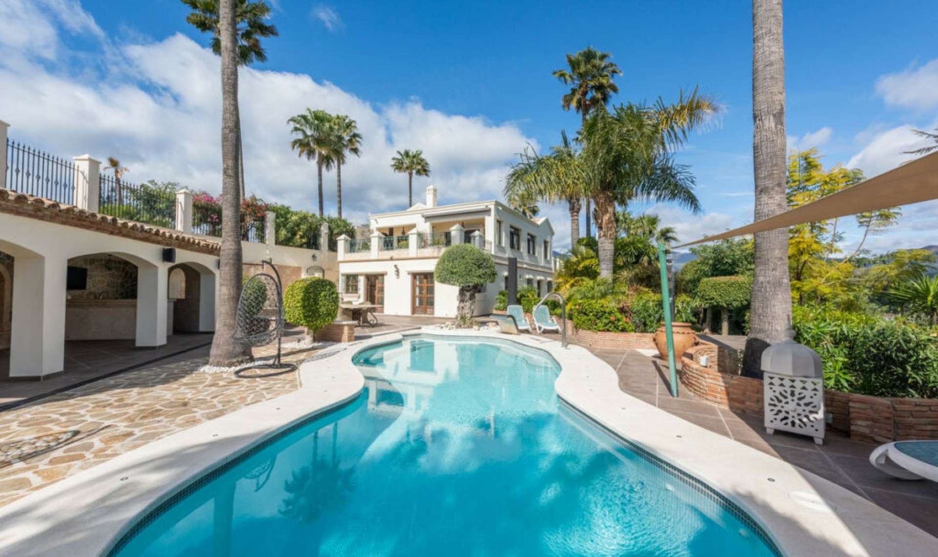 Resale - House -
Estepona