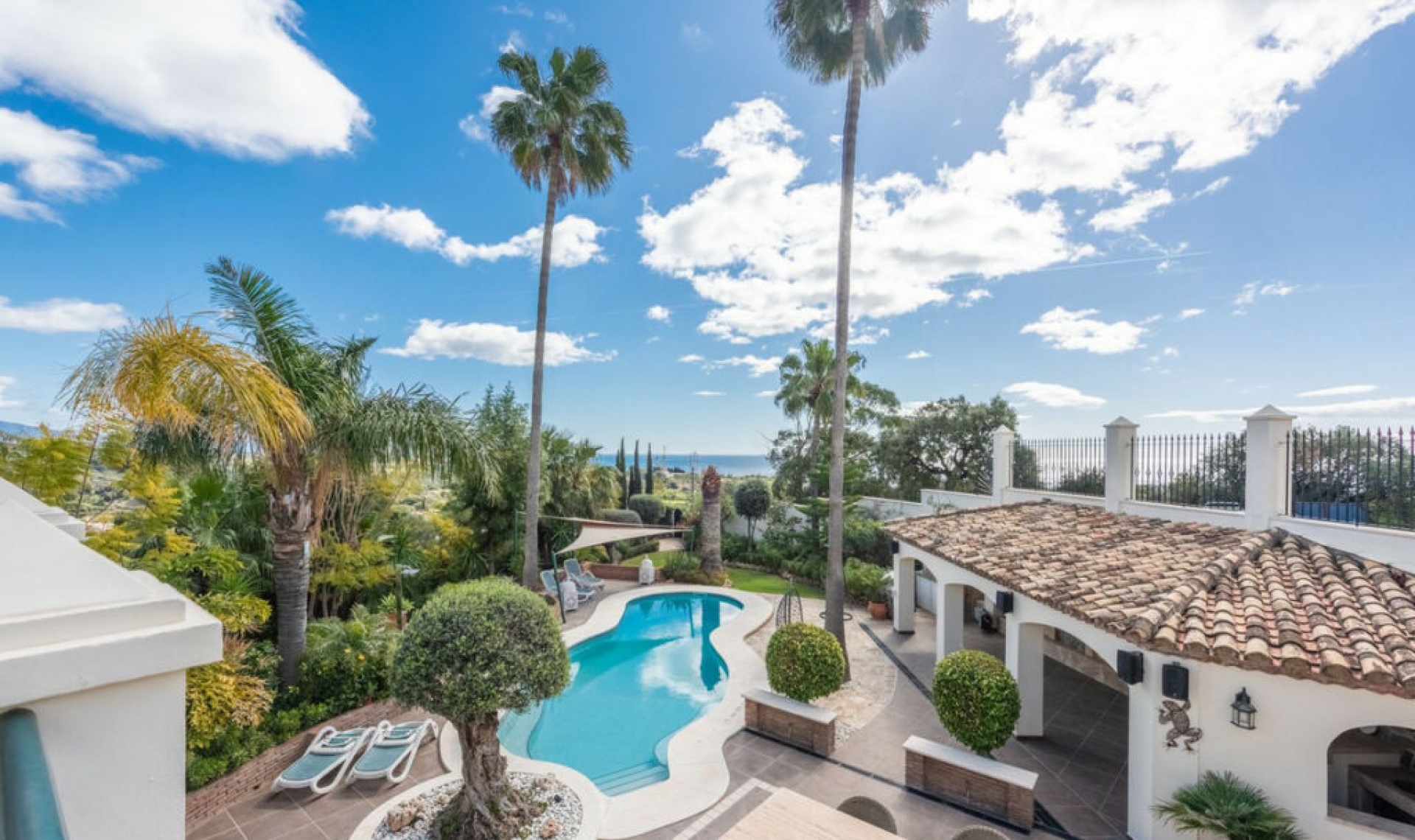 Resale - House -
Estepona