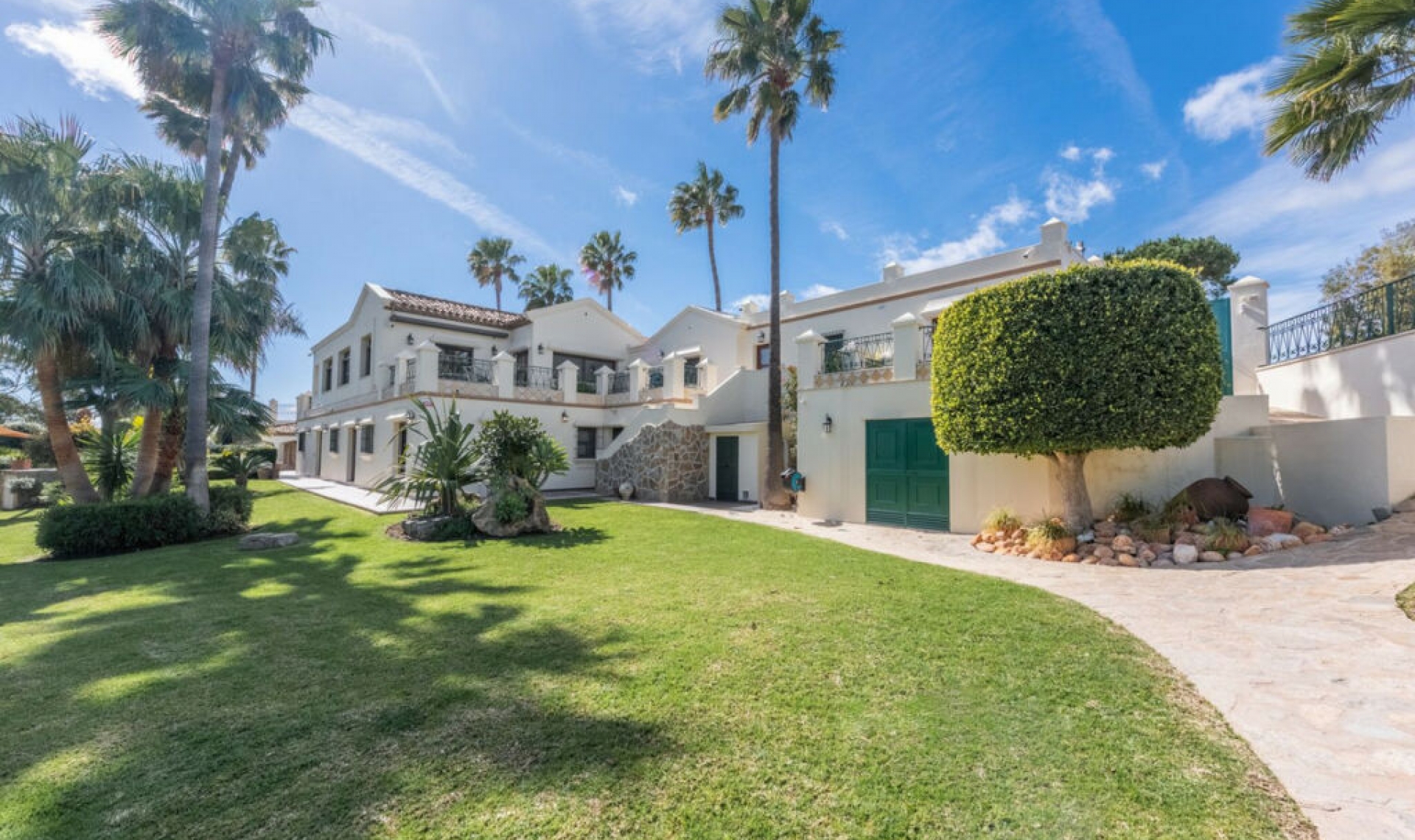 Resale - House -
Estepona