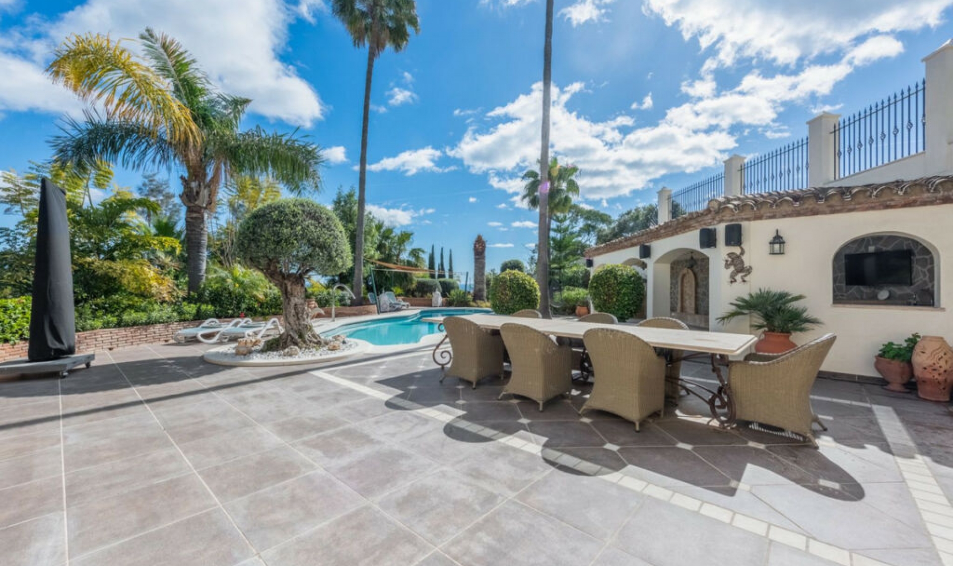 Resale - House -
Estepona