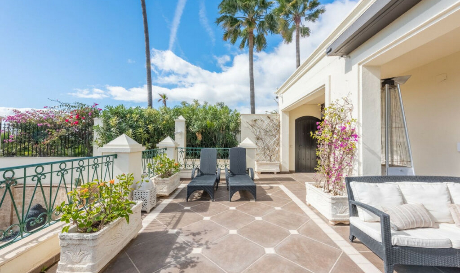 Resale - House -
Estepona