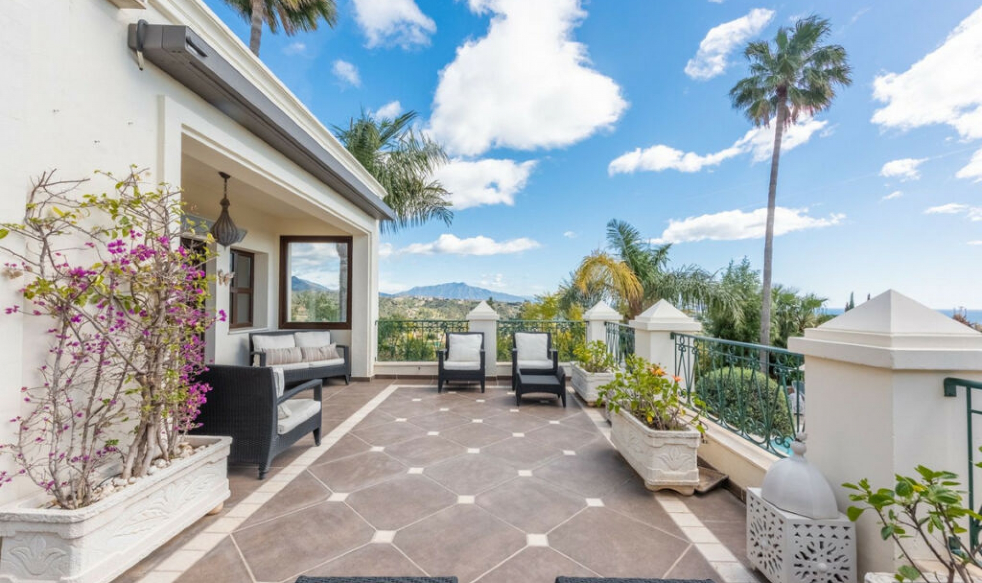 Resale - House -
Estepona