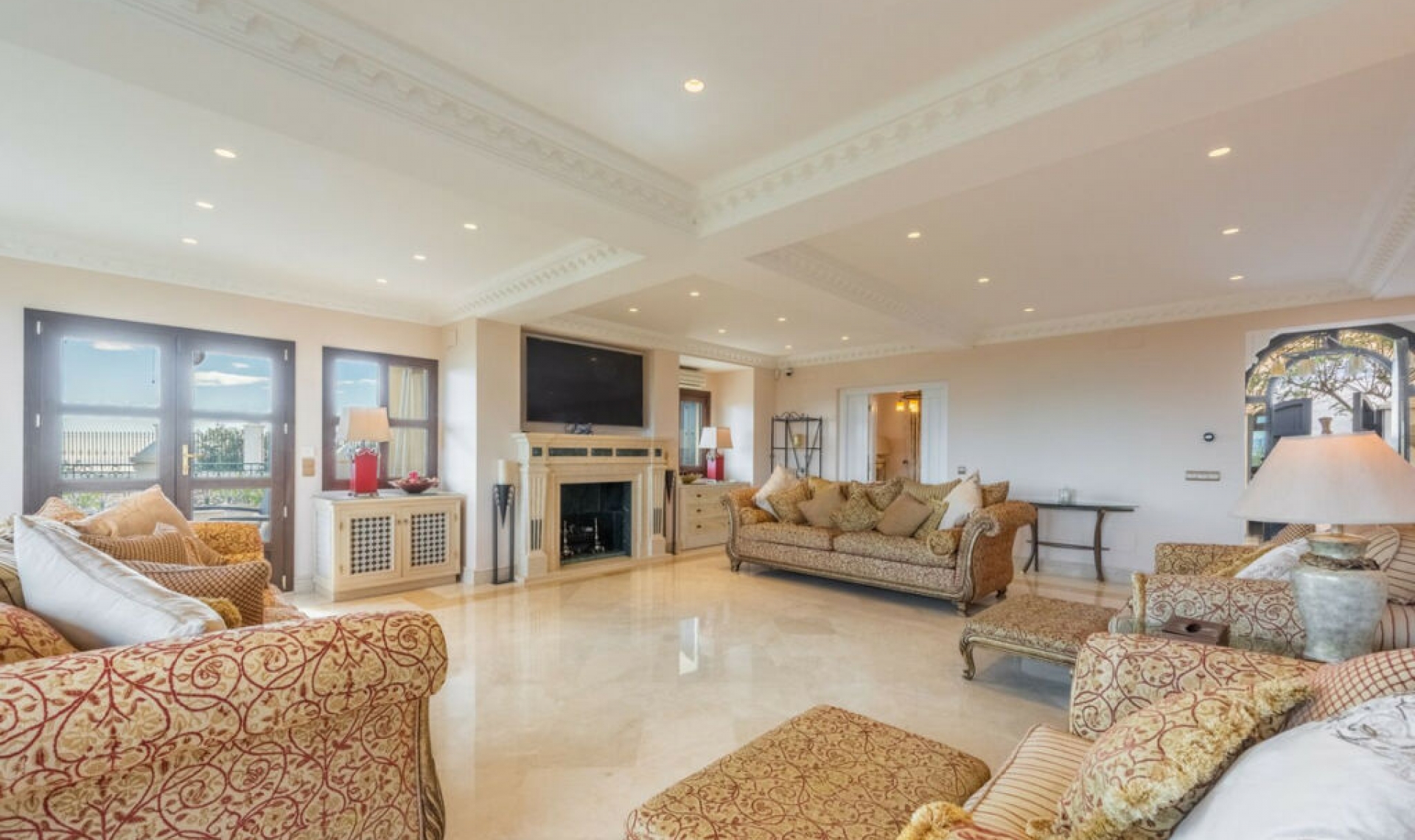 Resale - House -
Estepona