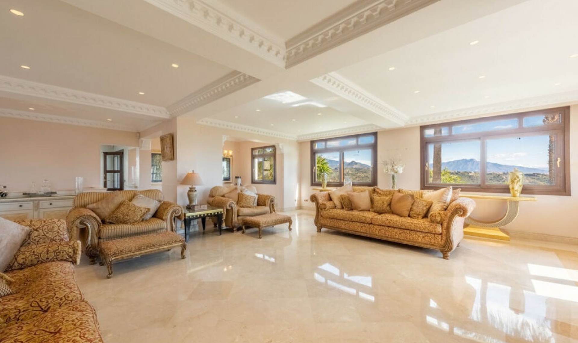 Resale - House -
Estepona