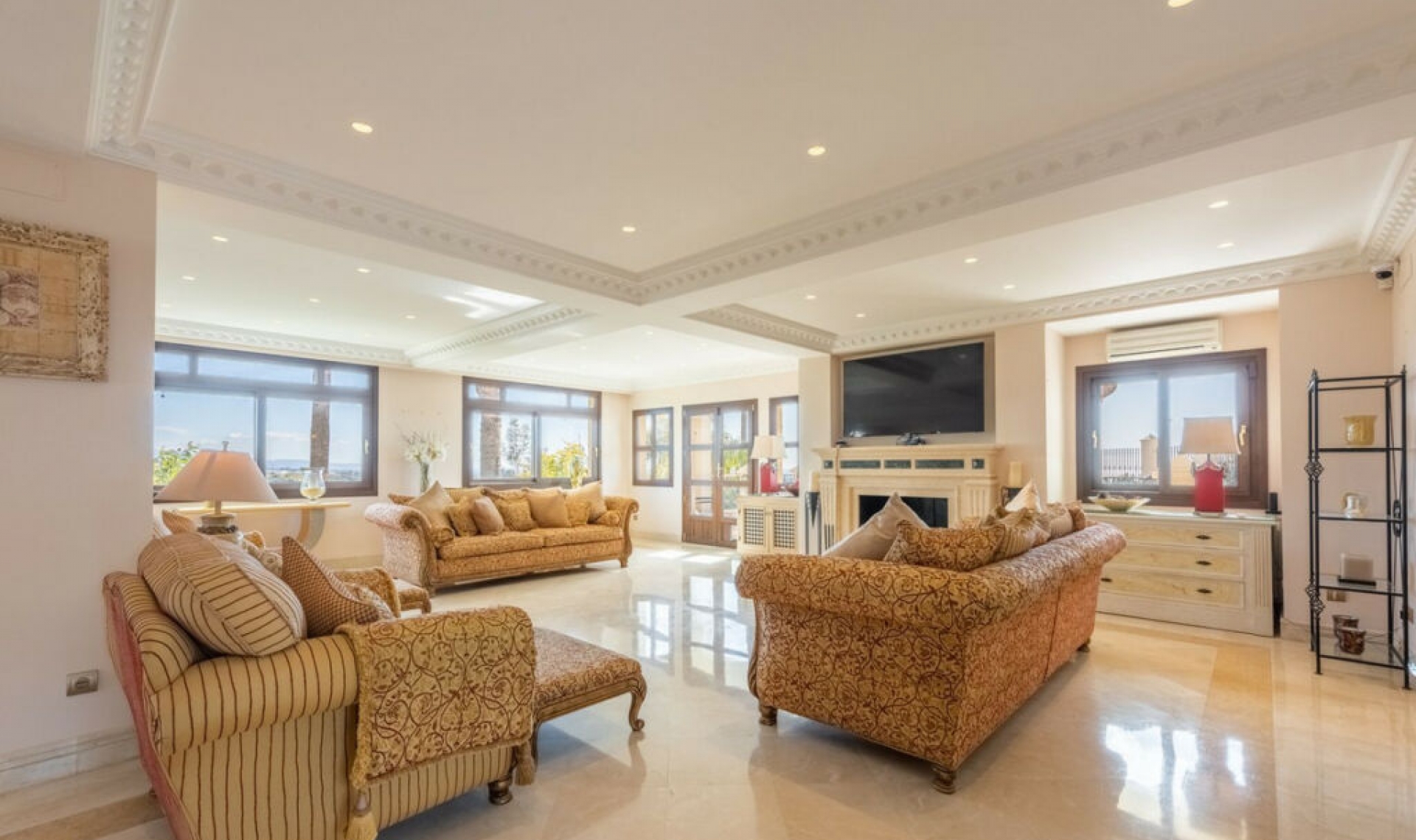 Resale - House -
Estepona