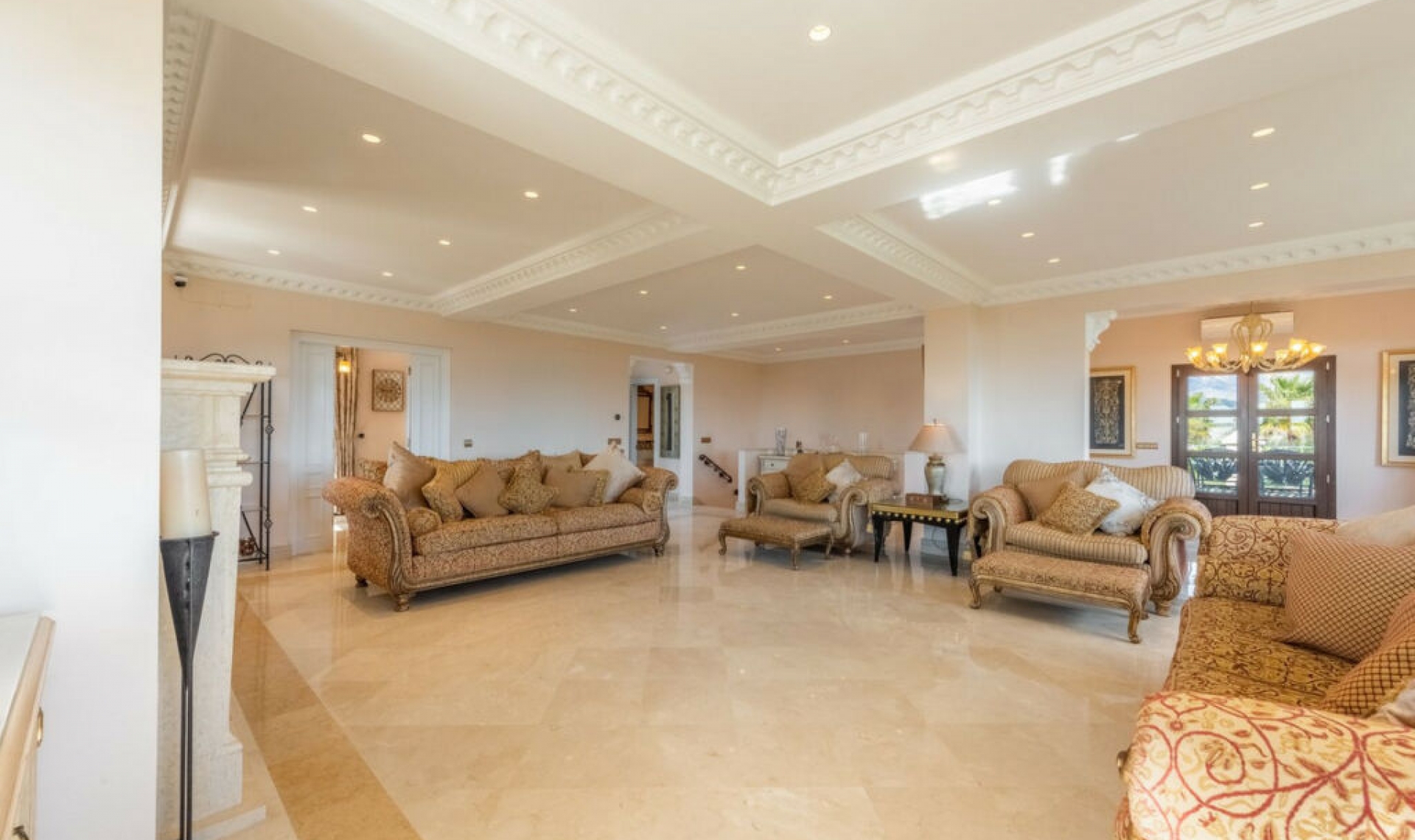 Resale - House -
Estepona