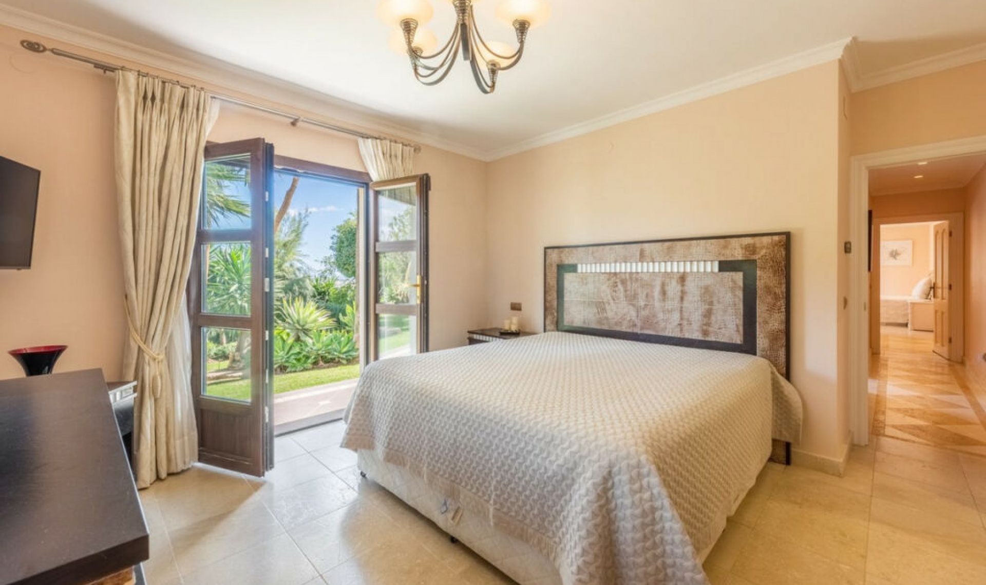 Resale - House -
Estepona