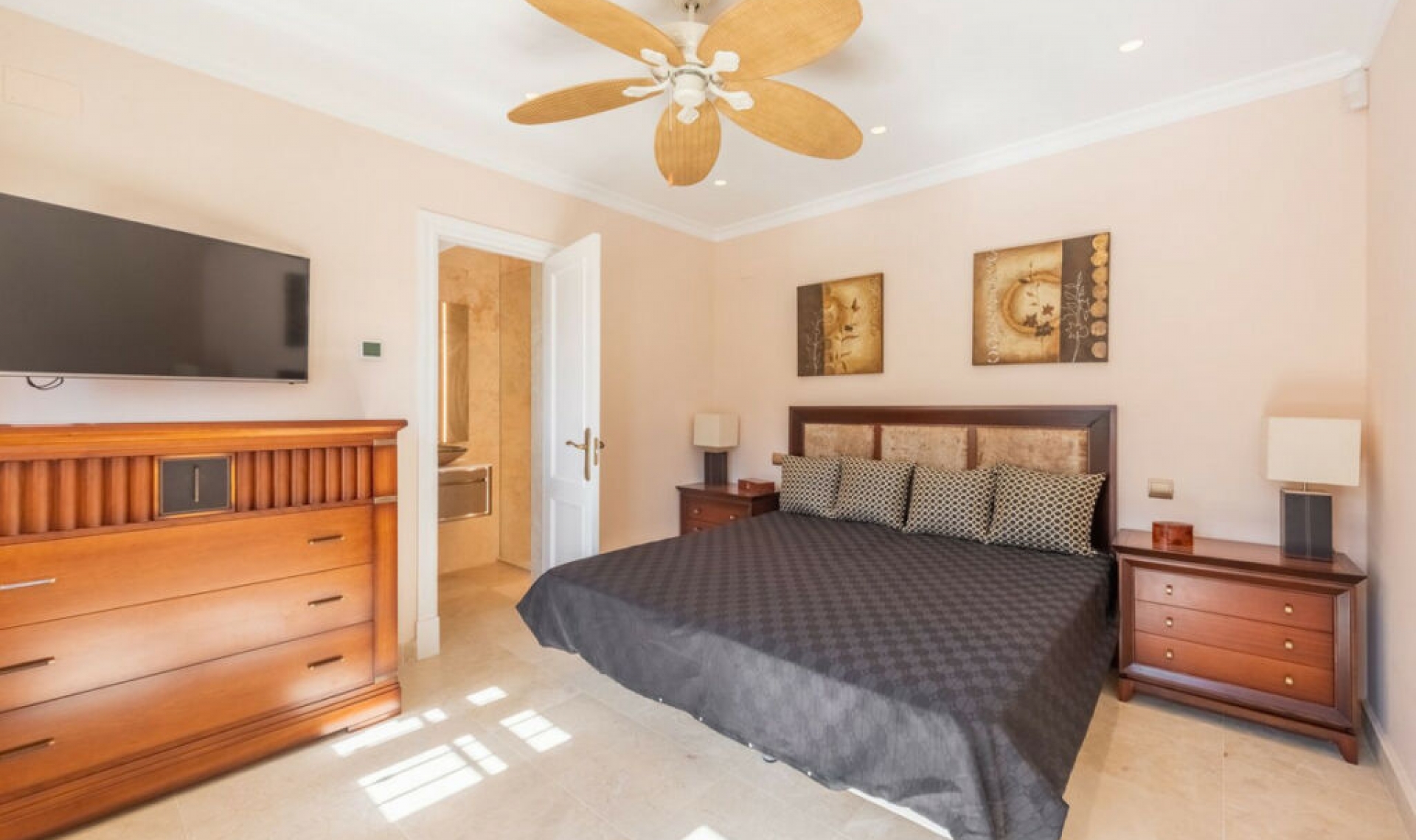 Resale - House -
Estepona