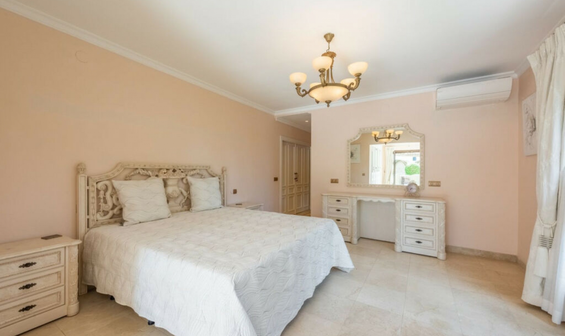 Resale - House -
Estepona