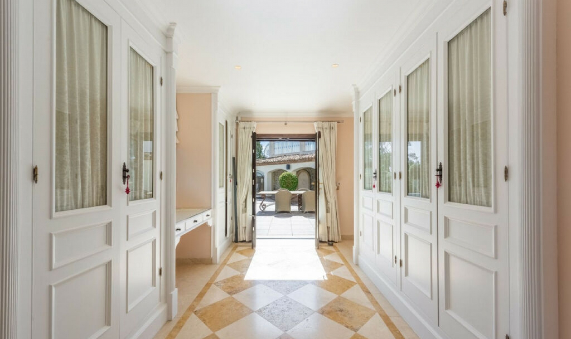 Resale - House -
Estepona