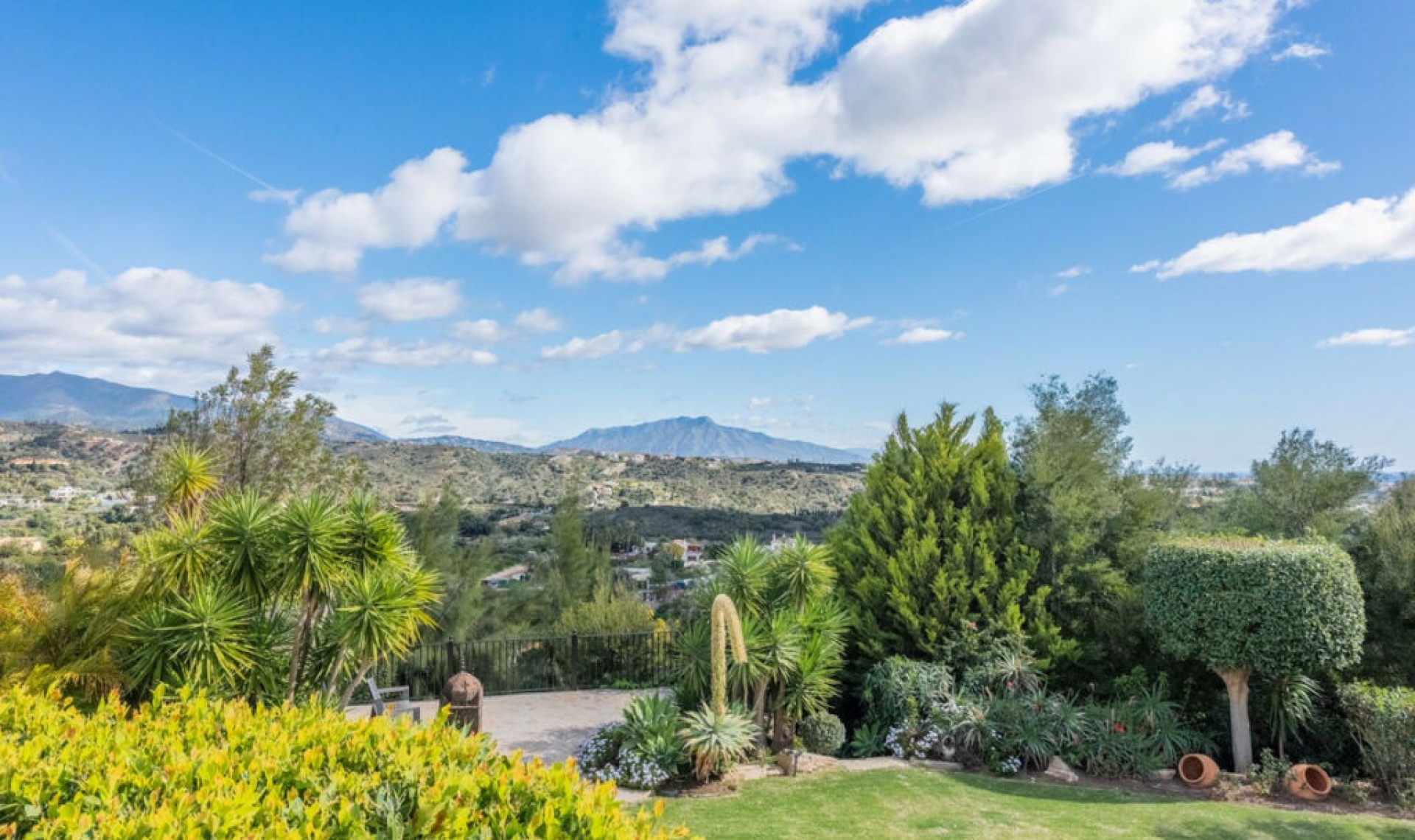 Resale - House -
Estepona