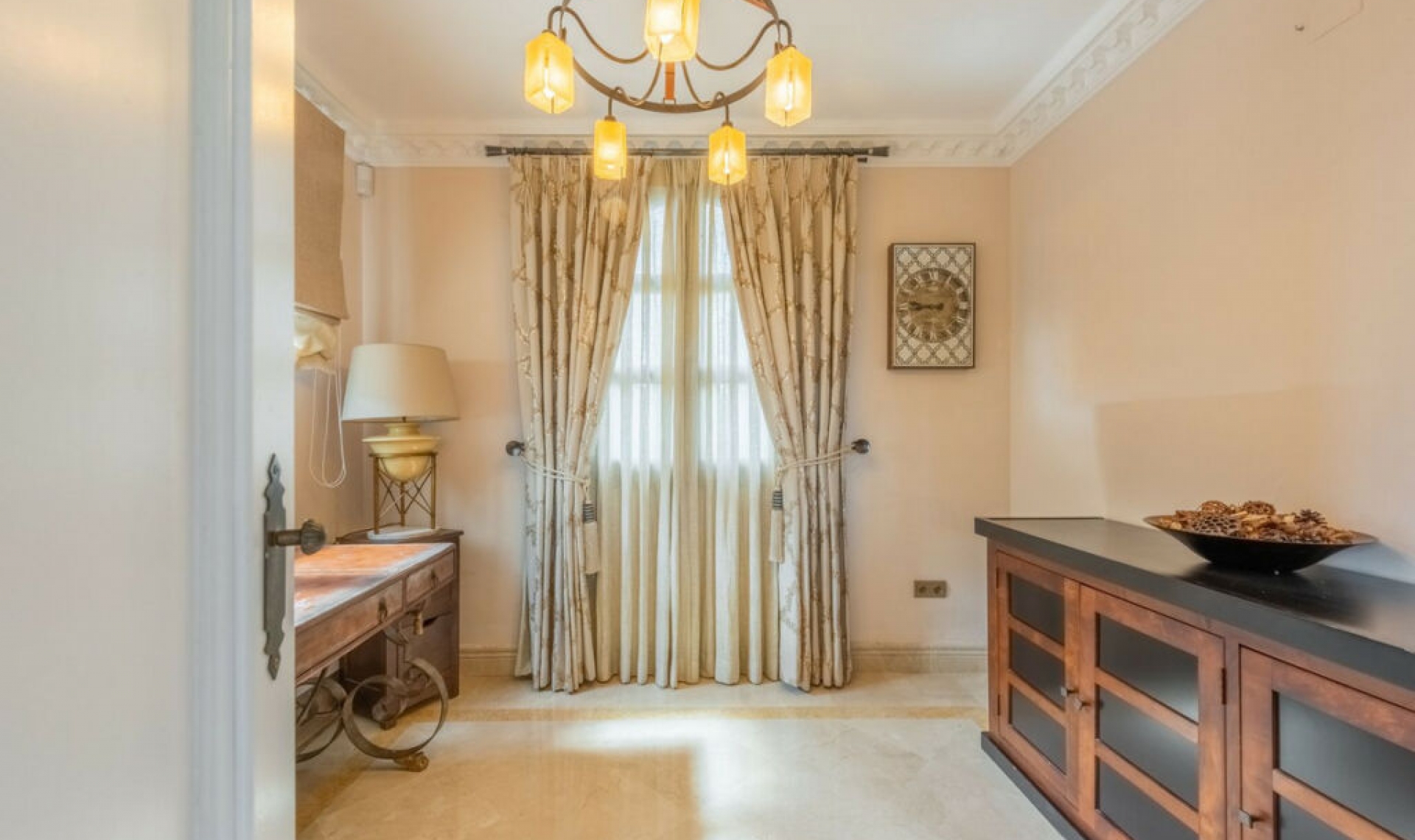 Resale - House -
Estepona
