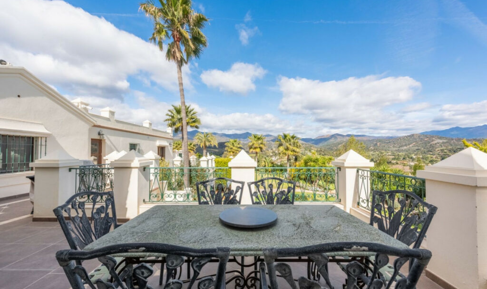 Resale - House -
Estepona