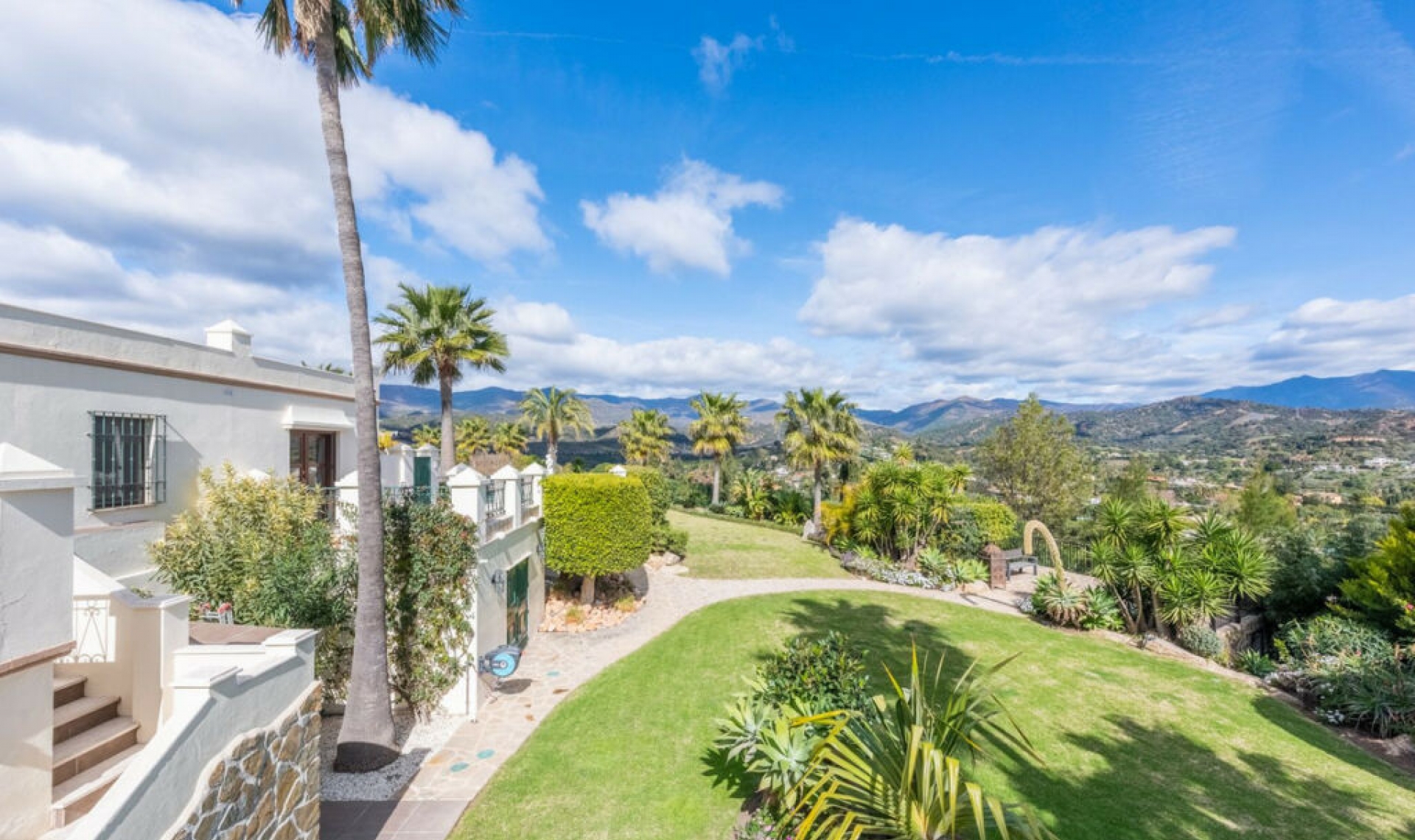 Resale - House -
Estepona