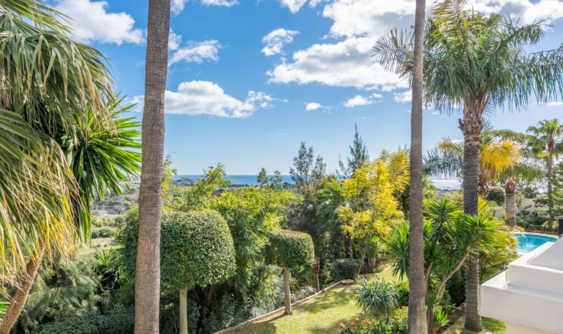 Resale - House -
Estepona