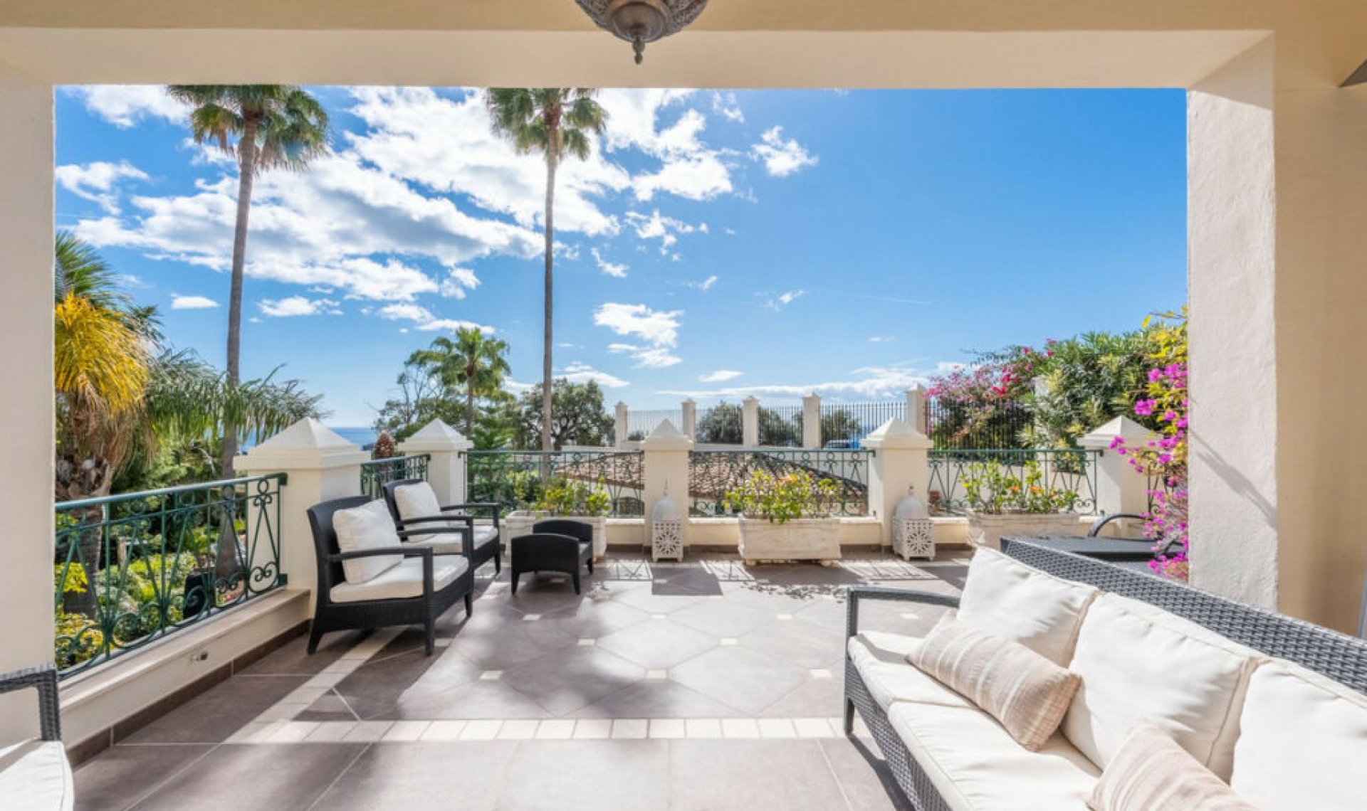 Resale - House -
Estepona