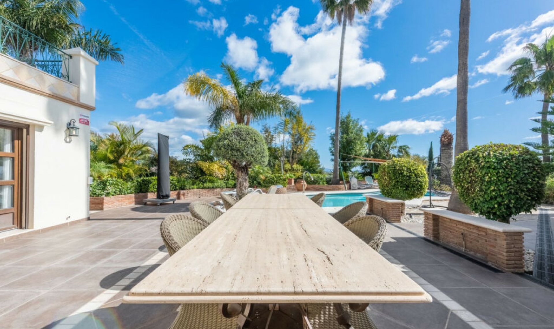 Resale - House -
Estepona