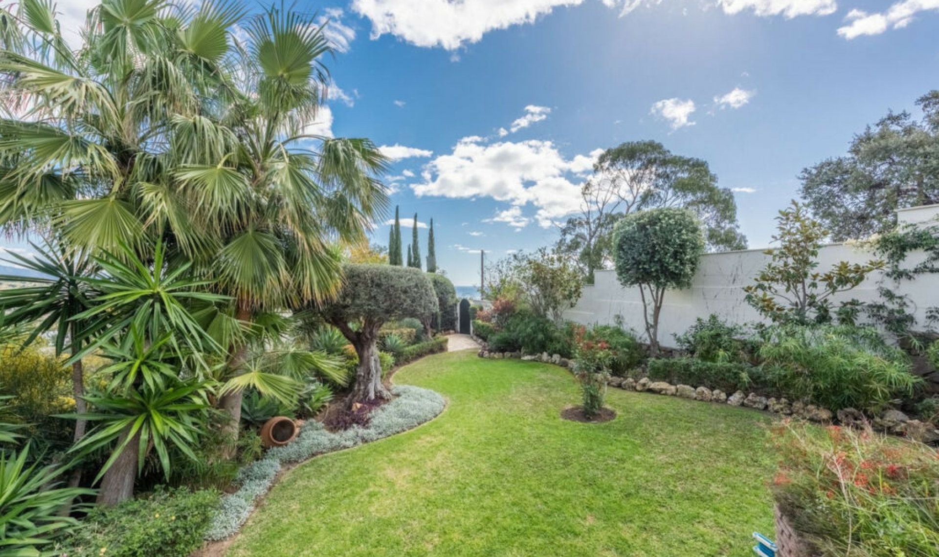 Resale - House -
Estepona