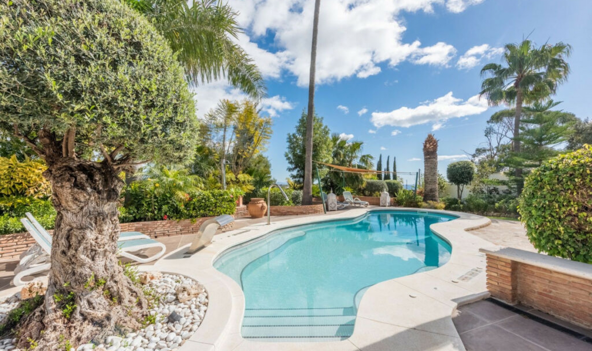 Resale - House -
Estepona
