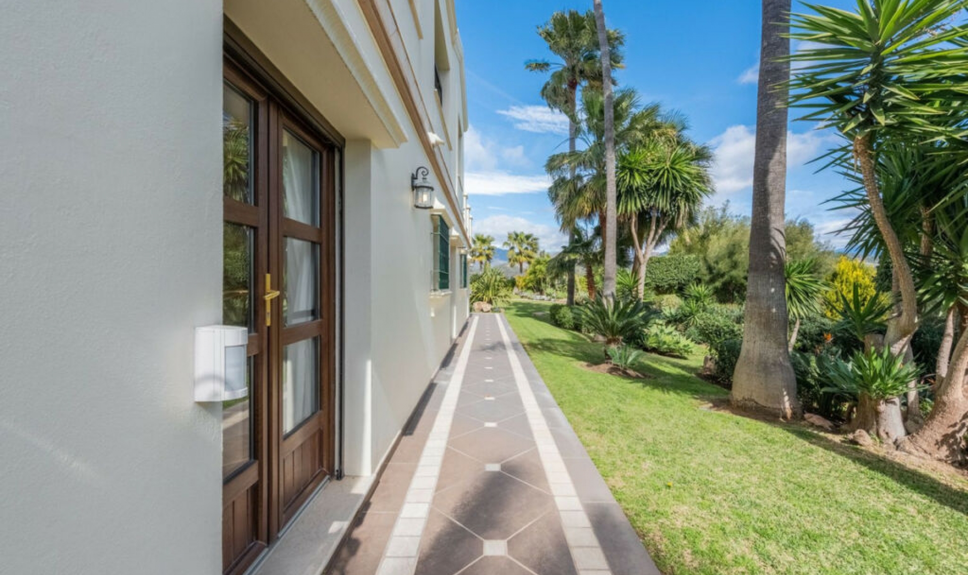 Resale - House -
Estepona