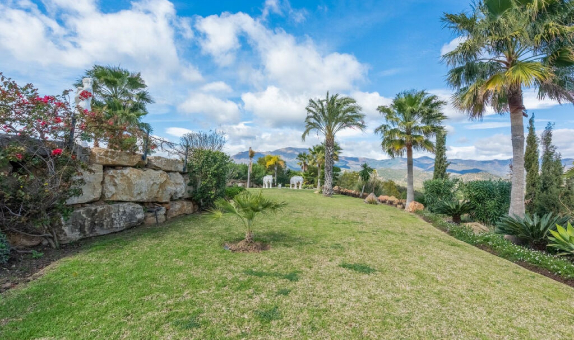 Resale - House -
Estepona