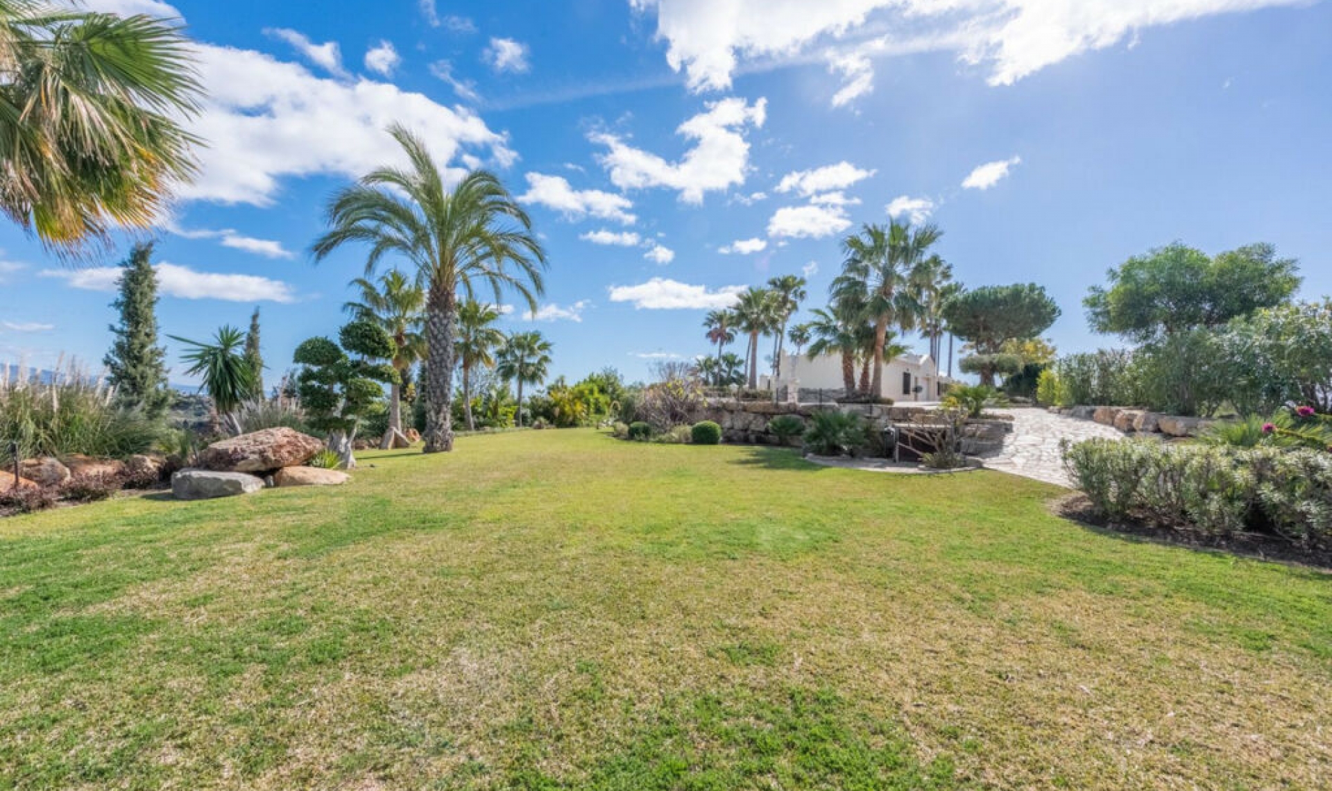 Resale - House -
Estepona