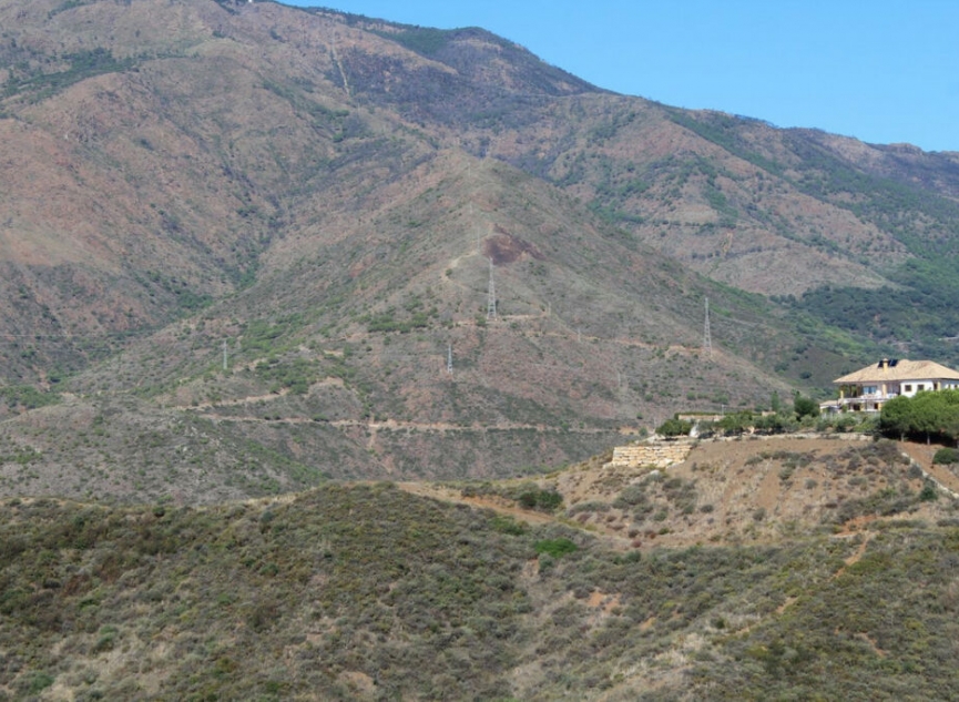 Resale - House -
Estepona