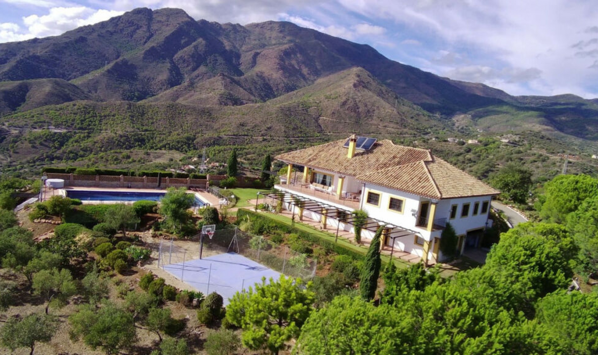 Resale - House -
Estepona