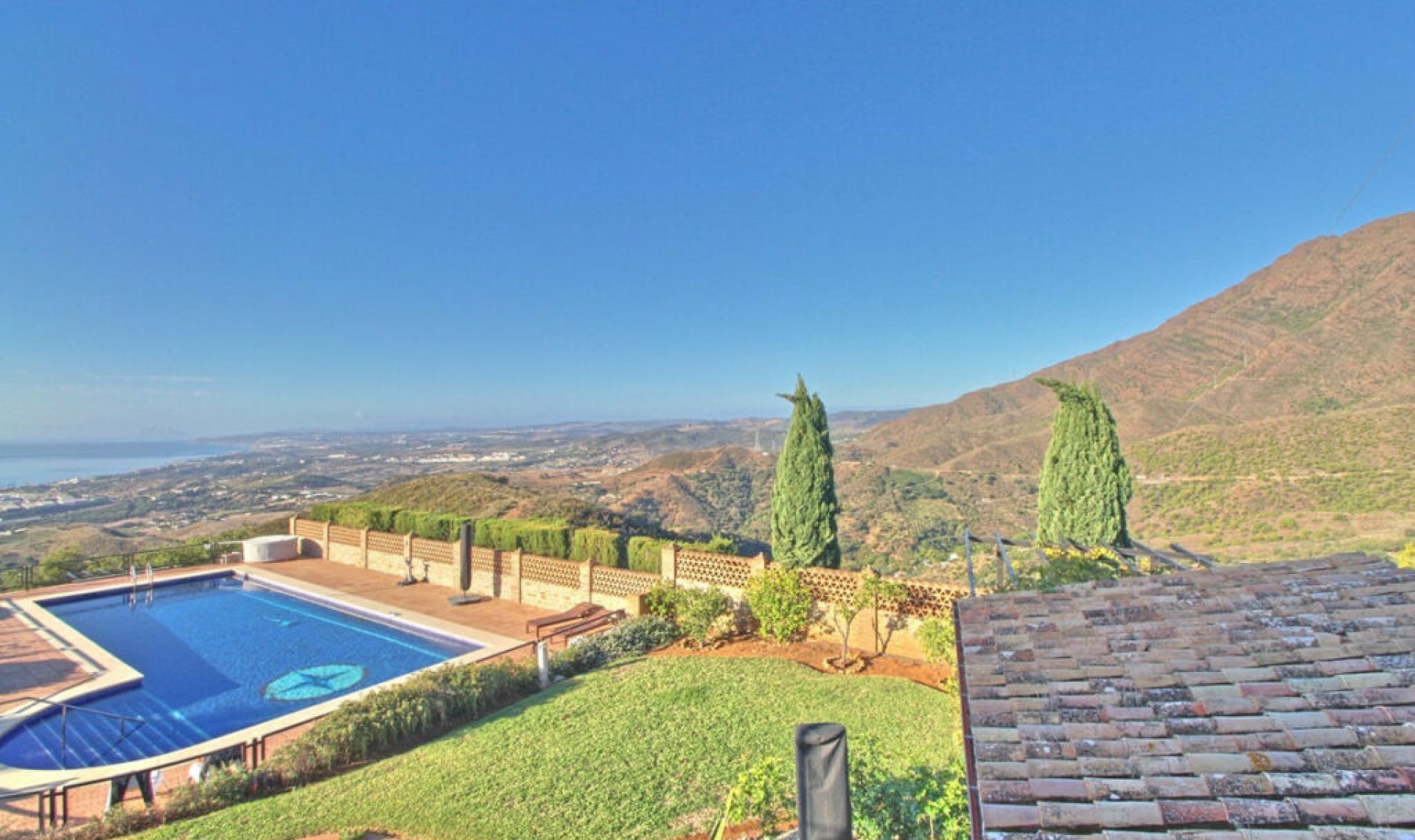 Resale - House -
Estepona