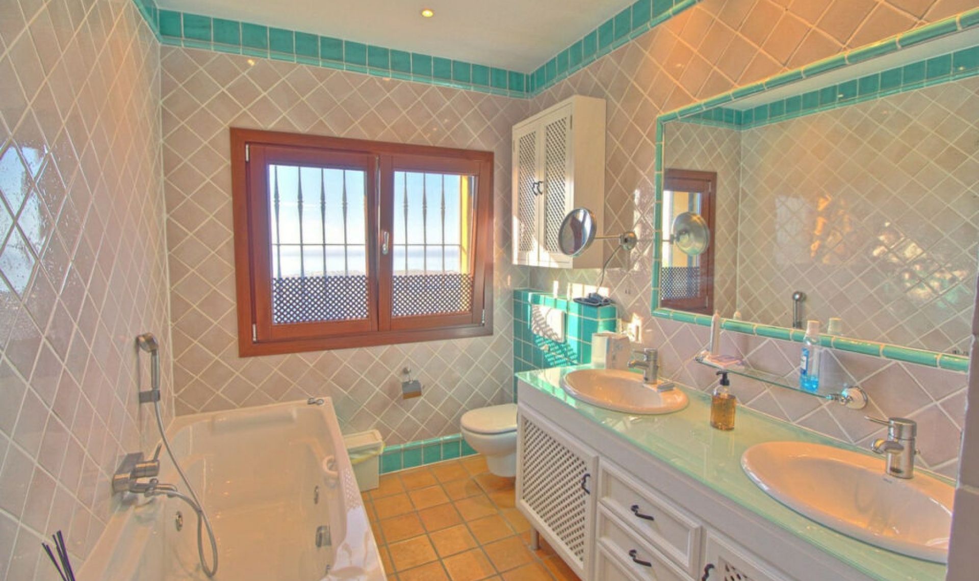 Resale - House -
Estepona