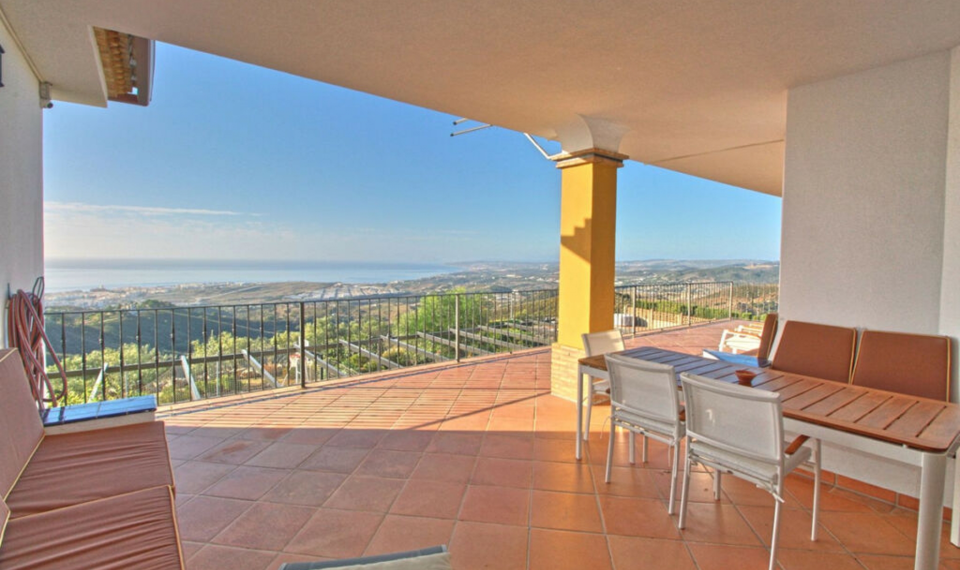 Resale - House -
Estepona