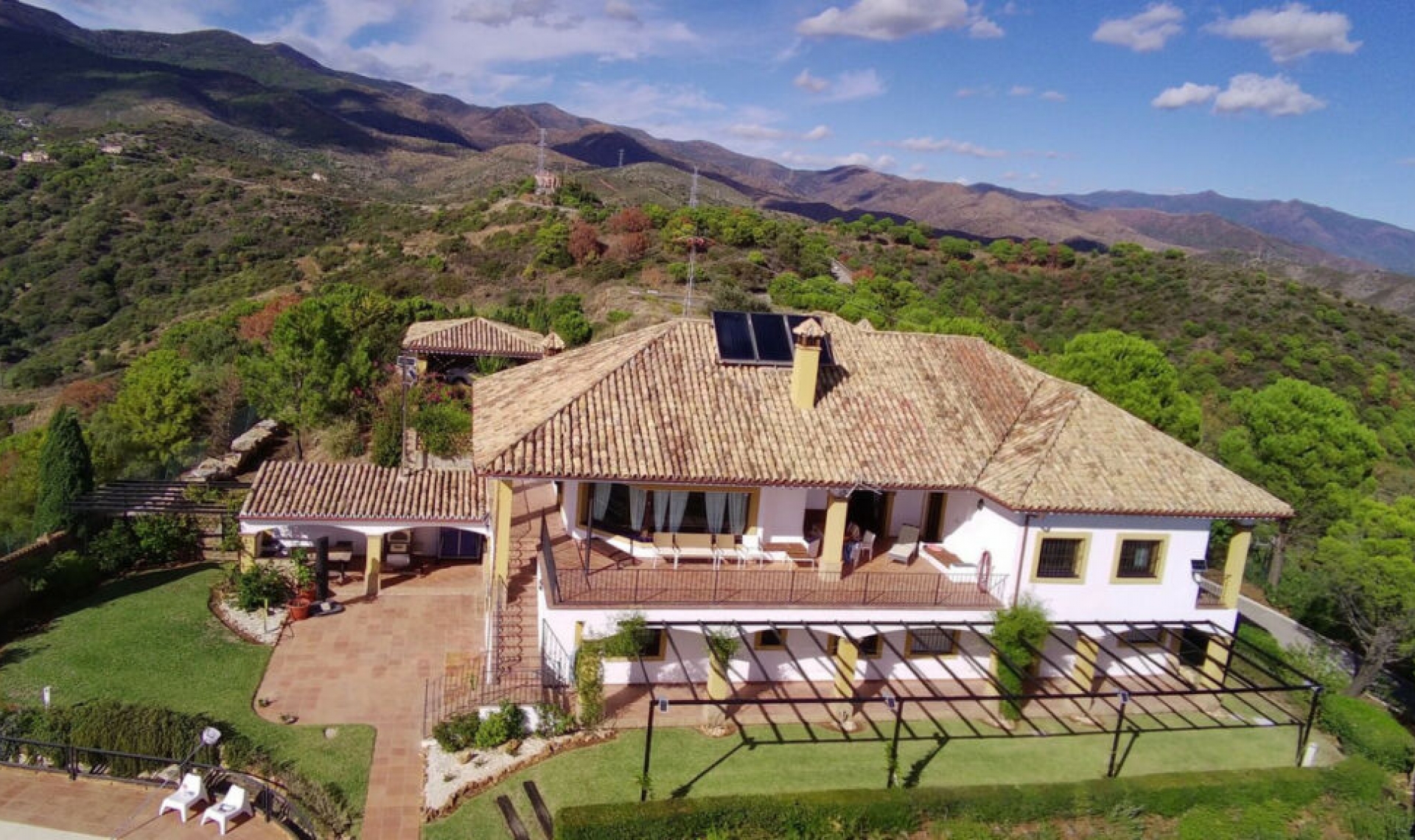 Resale - House -
Estepona