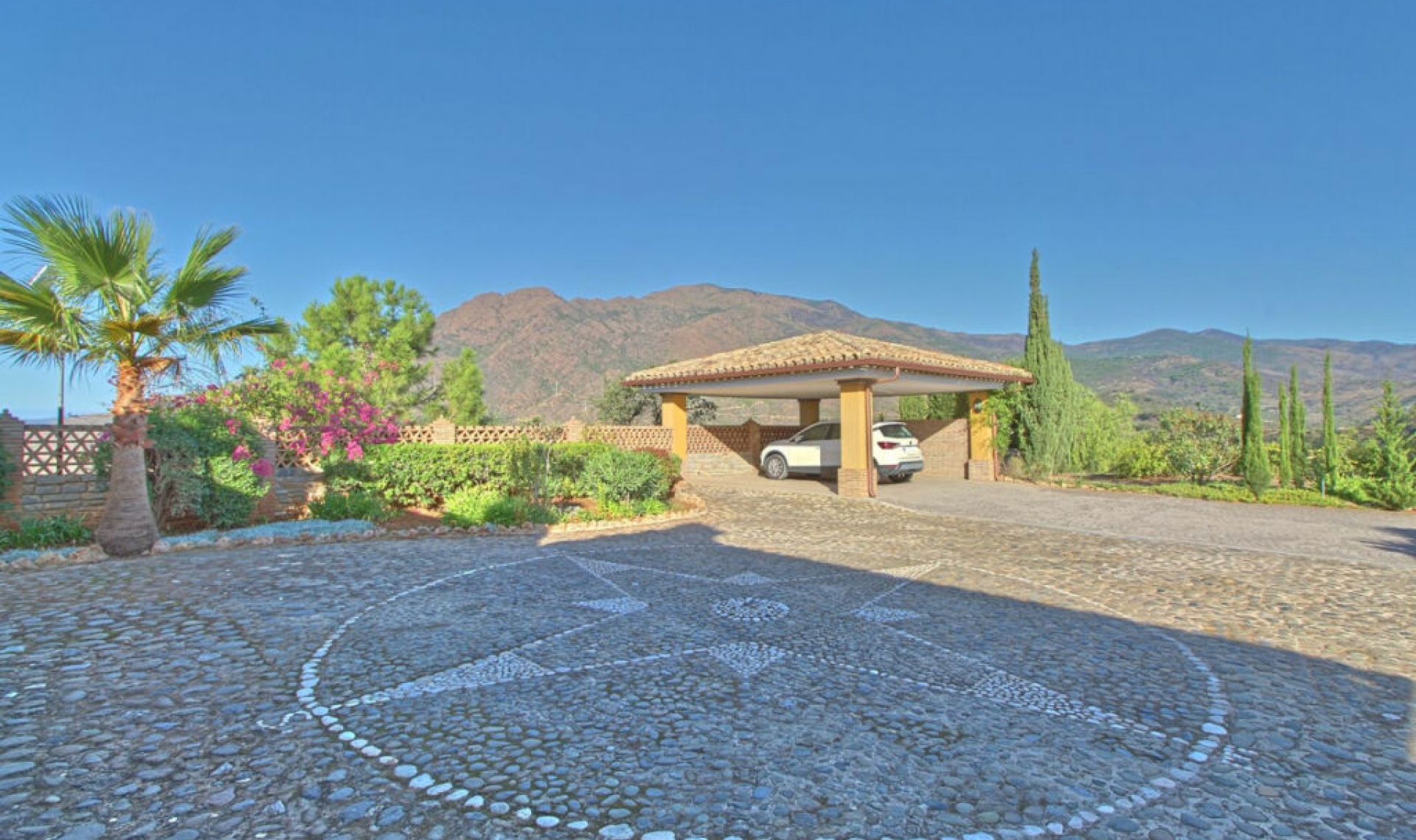 Resale - House -
Estepona