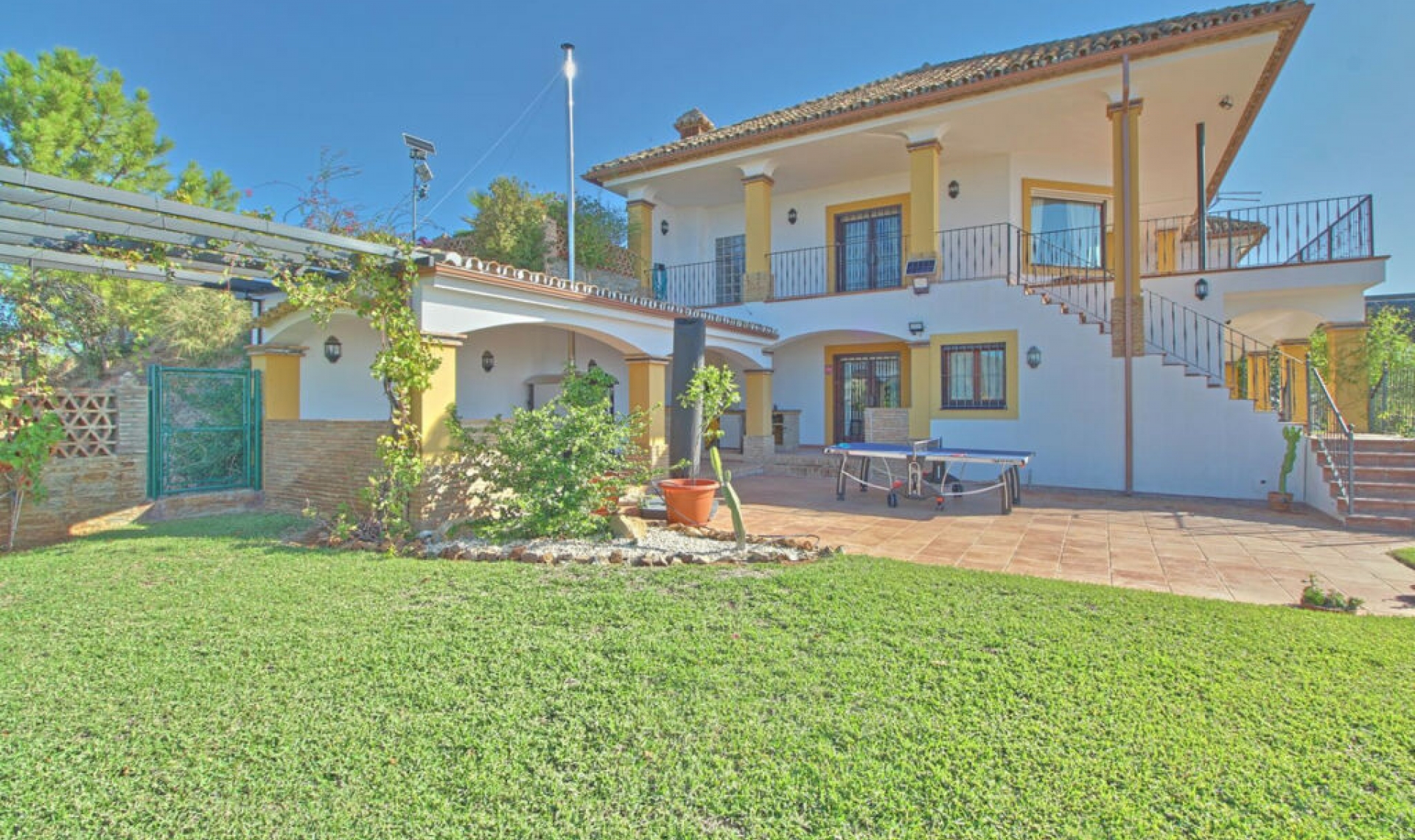 Resale - House -
Estepona